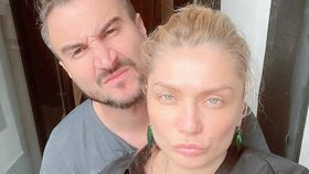 Cristina Cioran și Alex Dobrescu, văzuți la aceeași adresă. Ordinul de restricție încă e în vigoare: „Nu am făcut nimic greșit, purtăm dispozitive”